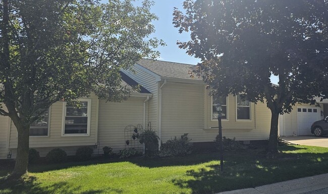 Building Photo - RANCH STYLE 2 BEDROOM CONDO FOR LEASE