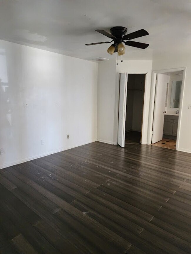 Building Photo - 2 Bedroom 2 Bath Home Fenced Backyard!! Ca...
