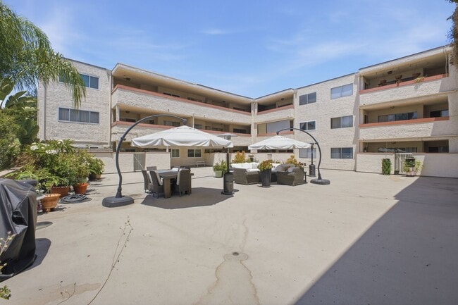 Building Photo - 2444 E Del Mar Blvd