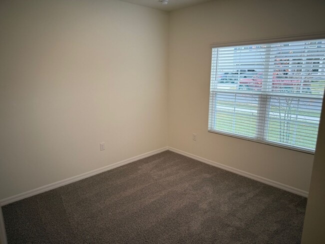 Building Photo - 4 Bedroom 2 Bath Convenient to Everything