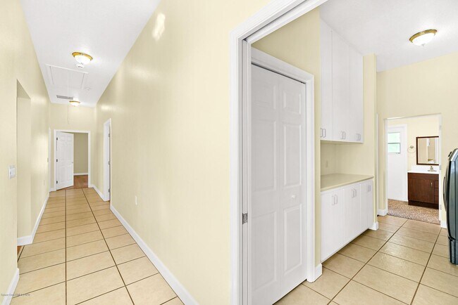 Building Photo - 845 S Tropical Trail