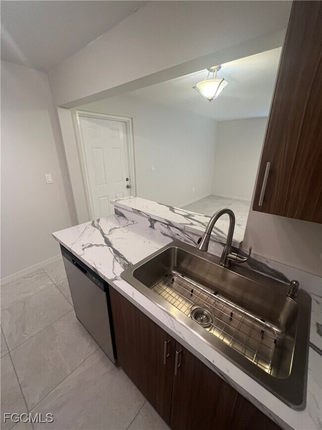 Building Photo - 7961 Gladiolus Dr