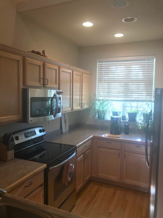 Building Photo - Beautiful 2 Bedroom/2 Bathroom Townhome in Kensington Estates