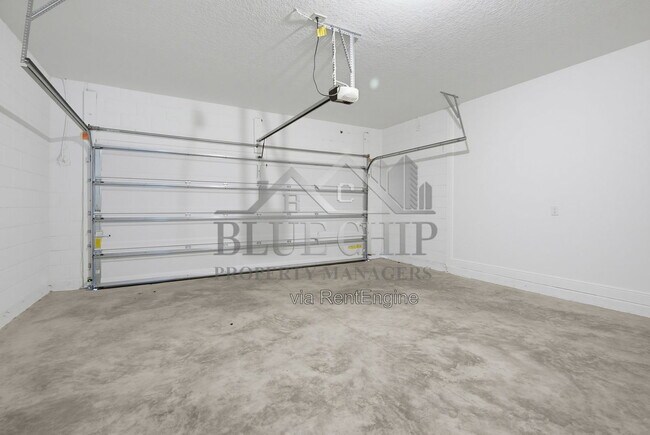Building Photo - 1217 Pampus Dr