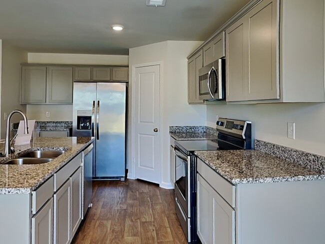 Building Photo - Located in desirable Ashton Lakes neigComi...