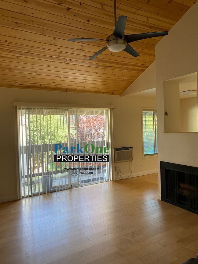 Building Photo - Spacious 2 bed / 2 bath condo in great location.