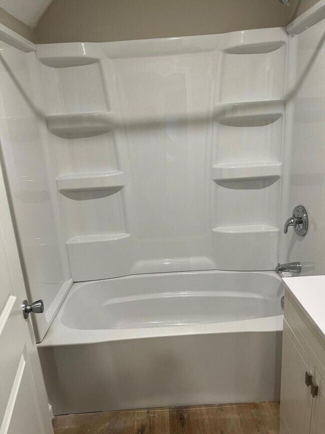 Building Photo - Beautifully Updated 4 Bed 2.5 Bath House!