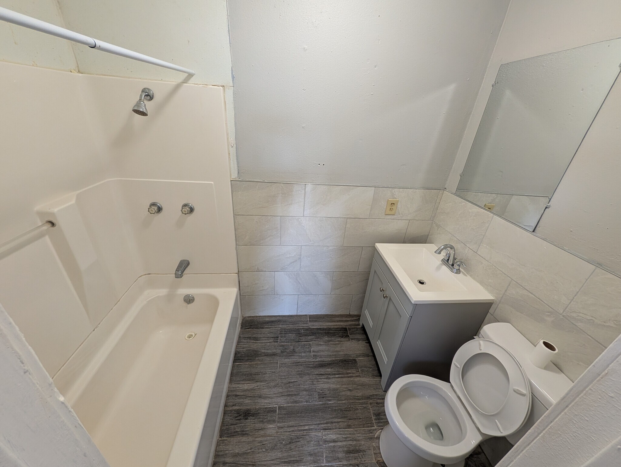 Building Photo - 1011 Reynosa St