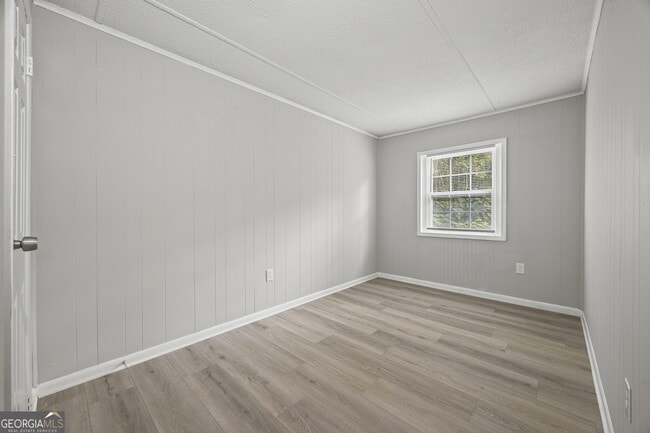 Building Photo - 2830 Village Green Dr