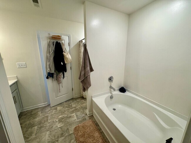 Building Photo - Beautiful 5BR/3BA Home in Roberta Ridge