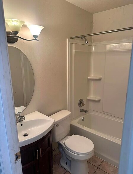Building Photo - 1565 Hathaway Dr