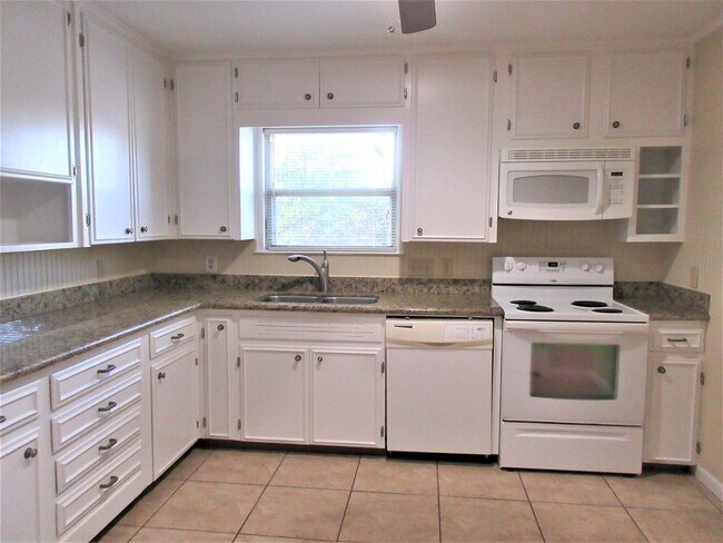 Building Photo - Adorable 2-bedroom/1-bath Duplex in Rosedale