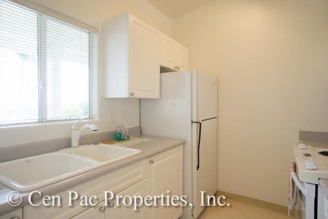 Building Photo - 2 Bed/2 Bath/ 2 Parking Stalls - Close to ...