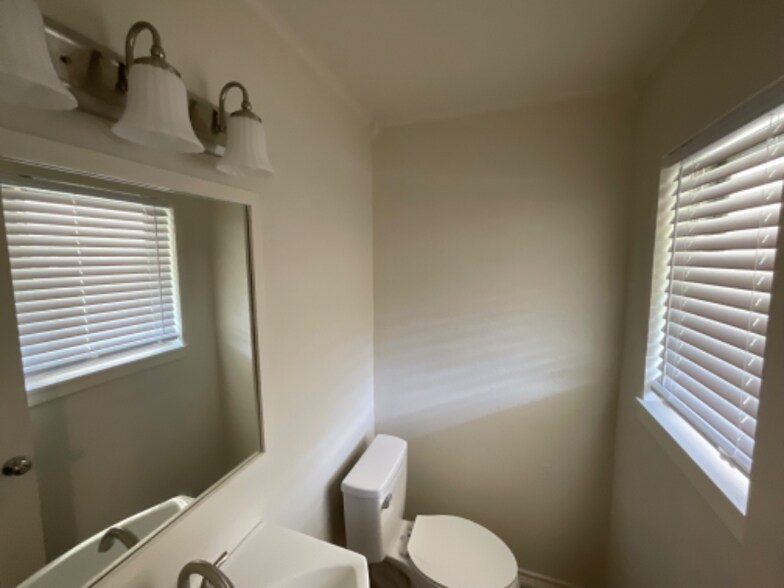 Building Photo - 1007 W Louisa Ave