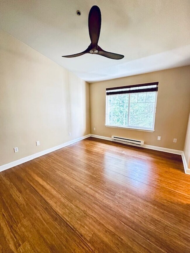 Building Photo - Beautifully Updated 2 Bedroom Condo
