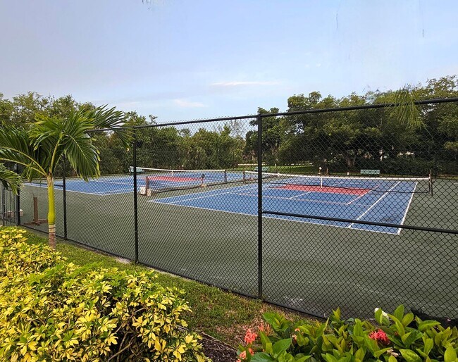 Building Photo - McGregor Woods  Community with Natural Surrounding Charm. Close to Sanibel.