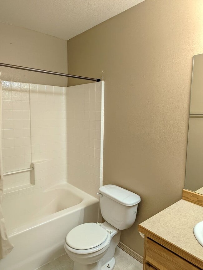 Building Photo - Spacious 4 bedroom home