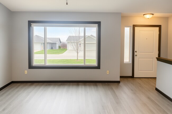 Building Photo - Welcome Home to This Spacious 5 Bedroom in Park City!