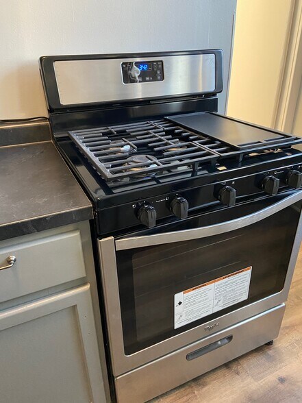 New stove/oven combo - 1517 Portland Ave