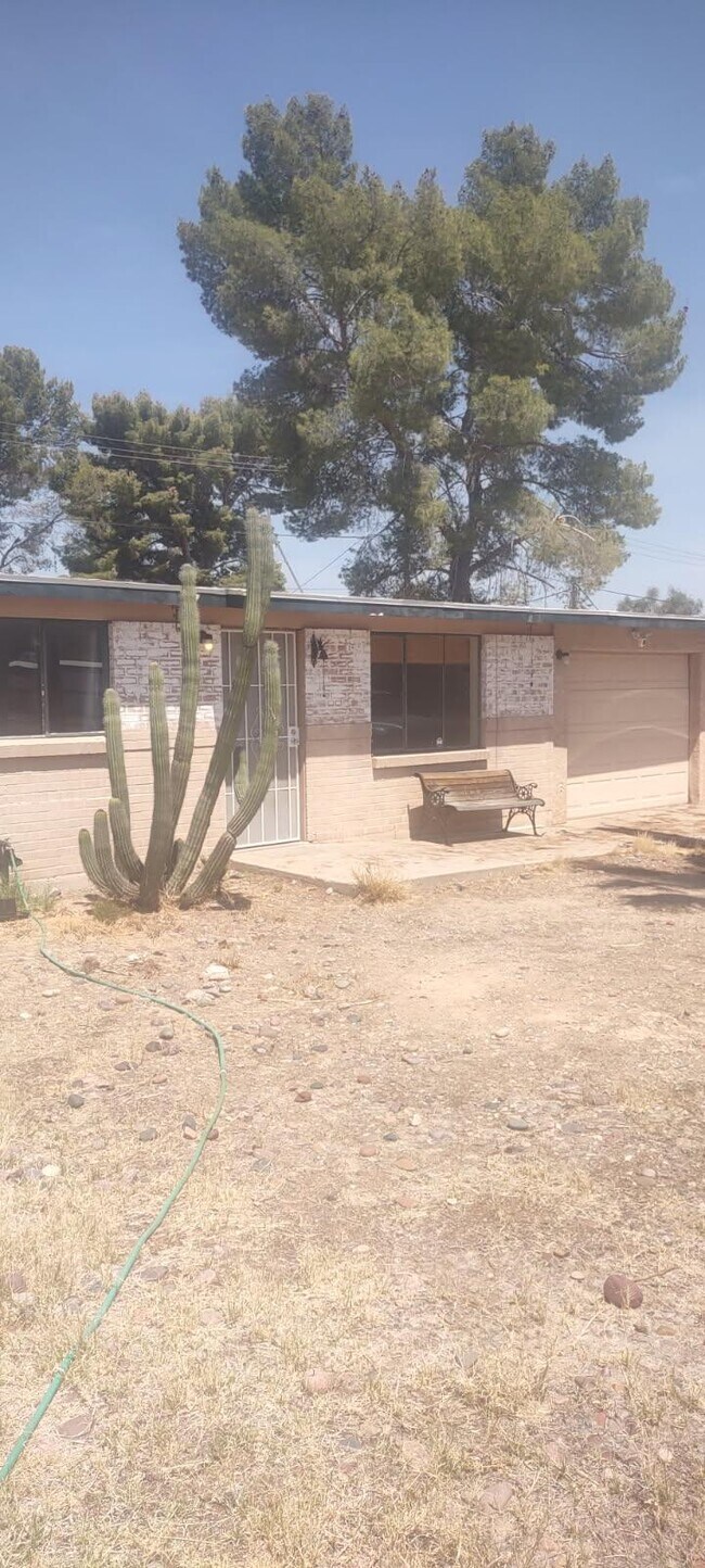 Primary Photo - 1334 S Rosemont Ave