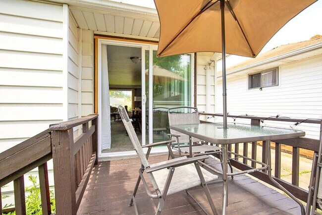 Building Photo - FULLY FURNISHED ACED 3 BED 1.5 BATH SINGLE FAMILY HOME IN BEAUTIFUL MAPLE HEIGHTS!