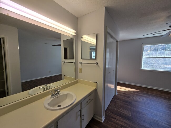 Building Photo - 117 Kingsbury Dr