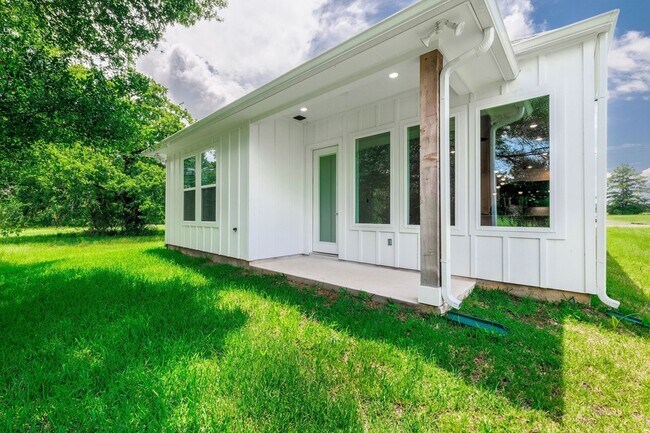 Building Photo - 68 Fairway Dr