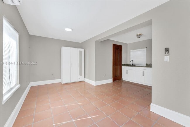 Building Photo - 1514 Capri St