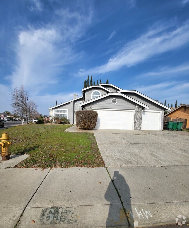 Building Photo - Beautiful home well maintained 4 Bedroom 3...