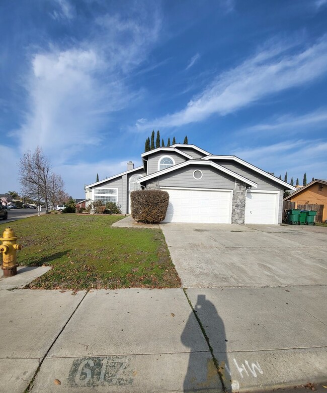 Primary Photo - Beautiful home well maintained 4 Bedroom 3...