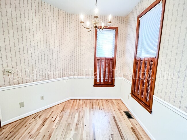 Building Photo - Charming Townhome with Garage! Close to the interstate and shopping!