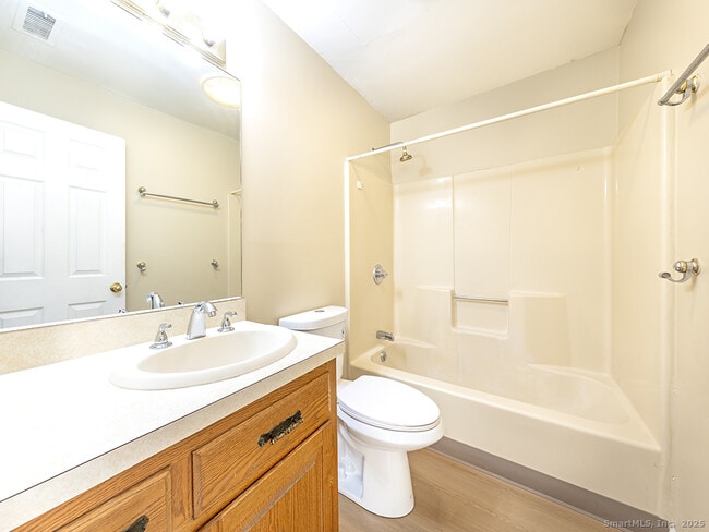 Building Photo - 50 Long St