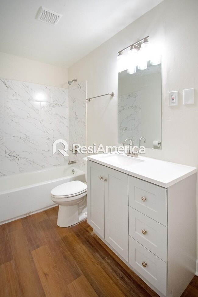 Building Photo - Newly Renovated 4 Bedroom home in Grahamwood!