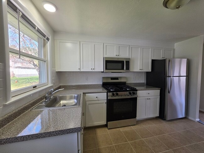 Building Photo - 196 Manzella Ct