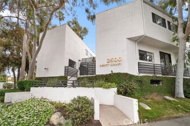 Building Photo - 2500 Abbot Kinney Blvd