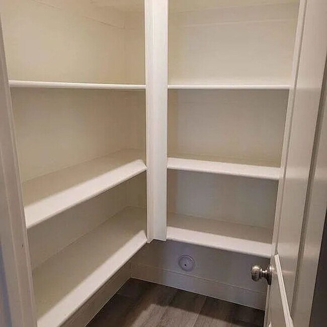 Building Photo - End Unit 4 Bedroom Townhome