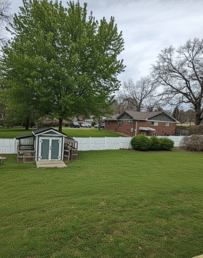 Building Photo - 402 Laurel St