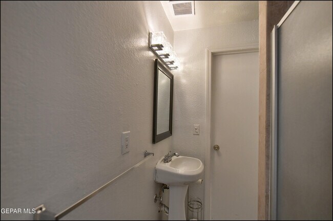 Building Photo - 8400 Parkland Dr