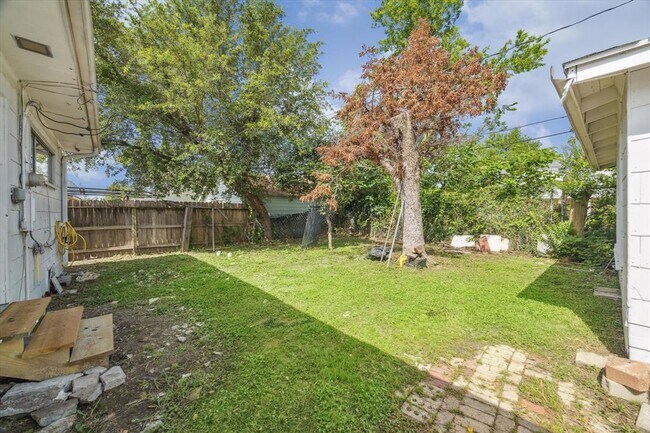 Building Photo - 2504 Oakcliff St
