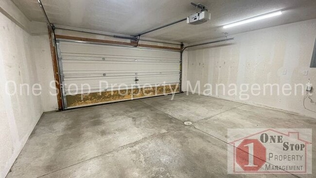 Building Photo - Gorgeous 3 bedroom / 2.5 bathroom in Grain...