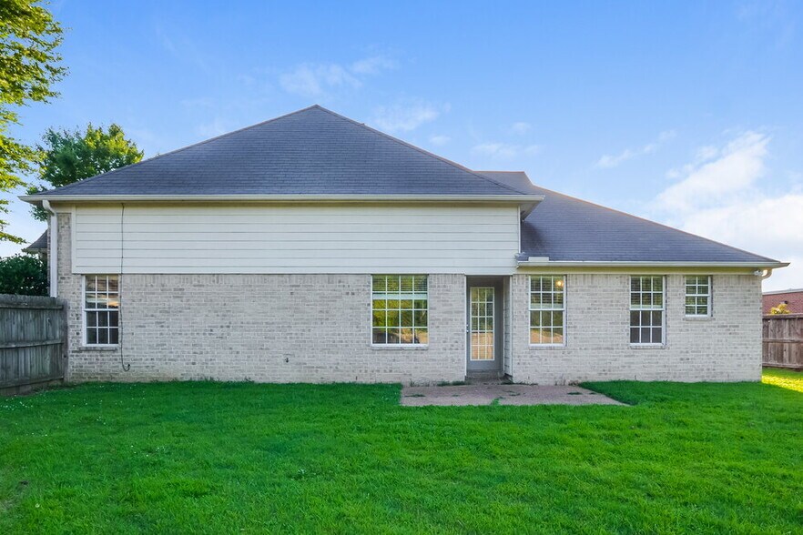 Building Photo - 8280 Dexter Ridge Cove E