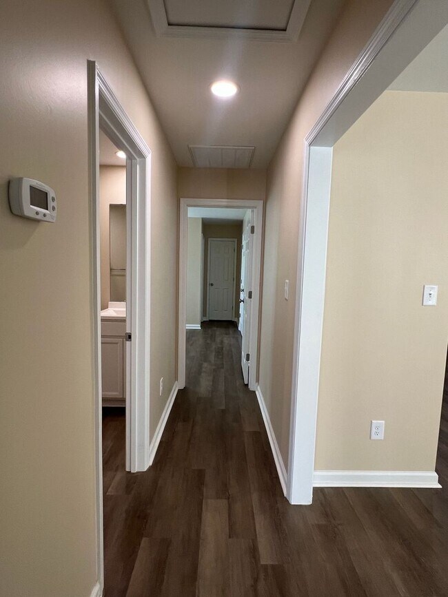 Building Photo - Nice  2 Bedroom, 2 bath duplex.