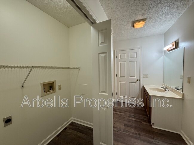 Building Photo - 119 Rowe Ln