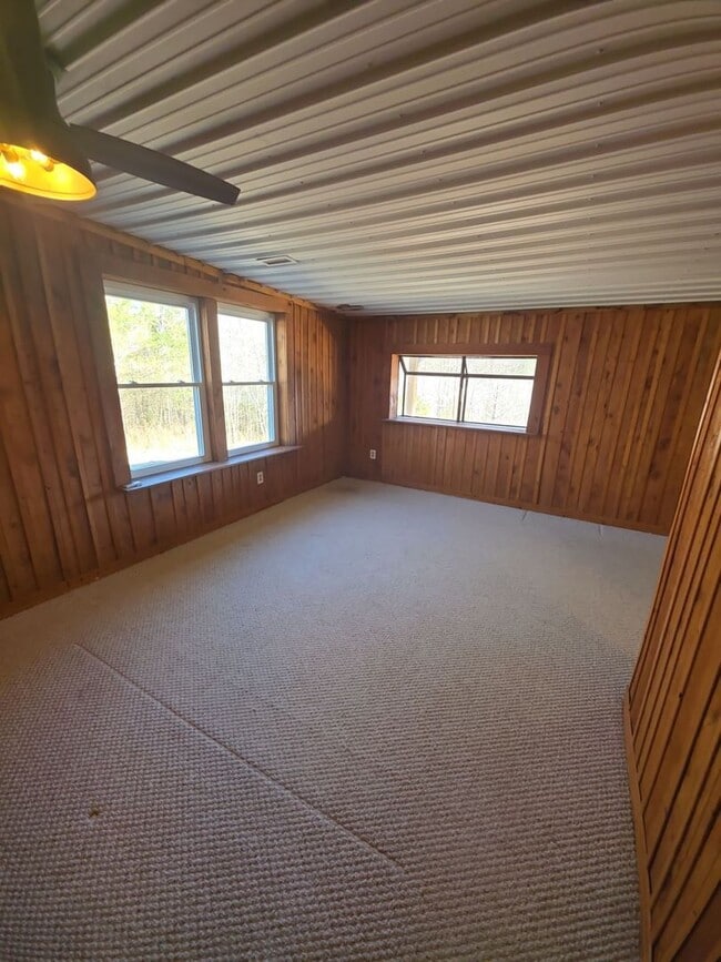 Building Photo - Peaceful 3-Bedroom Country Home with Barn and Large Front Porch in Walling, TN