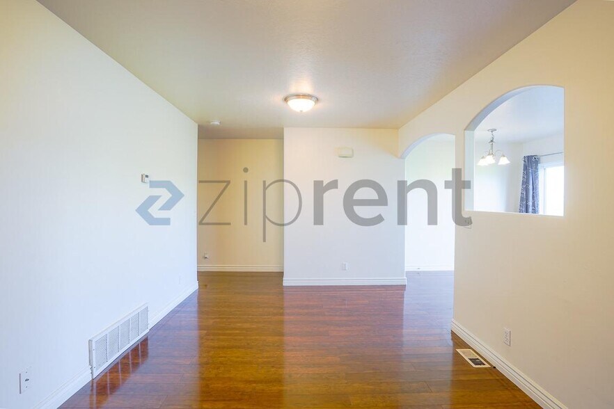 Building Photo - Unit
