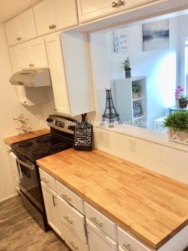 Building Photo - 430 Falling Ln