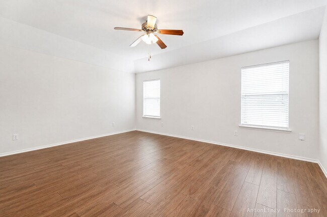 Building Photo - $1,950 3 Bed/2 Bath/2 Garage Ready for Move-in Home in Woodland Creek