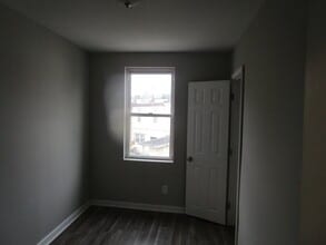 Building Photo - Spacious Front-Porch Row - Oak Lane