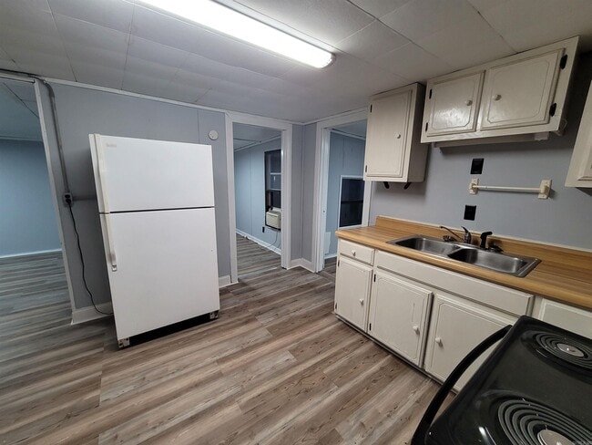 Building Photo - 112 Kenny St