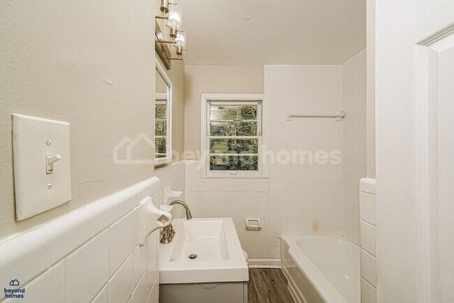 Building Photo - Ready to love where you live? 3 Bed 1 Bath Home Ready for You!